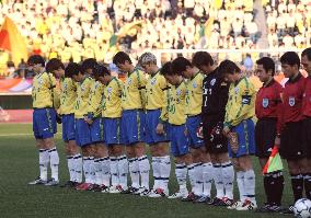 Seongnam Ilhwa offer a silent prayer for subway victims